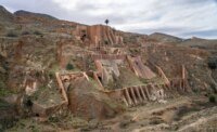 Vue panoramique de l'ancienne usine de San Daniel sur le Jbel Ouichane, près de Nador, un vestige industriel imposant.