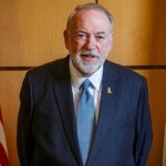 Le PJD s'insurge contre la vision du «Grand Israël» de l'ambassadeur américain à Jérusalem 4 Mike Huckabee, ambassadeur américain à Jérusalem, prononçant des déclarations controversées sur le «Grand Israël», avec le logo du PJD en arrière-plan symbolisant leur rejet.