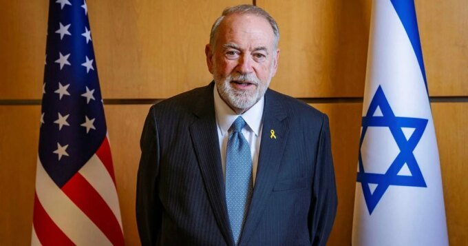 Mike Huckabee, ambassadeur américain à Jérusalem, prononçant des déclarations controversées sur le «Grand Israël», avec le logo du PJD en arrière-plan symbolisant leur rejet.