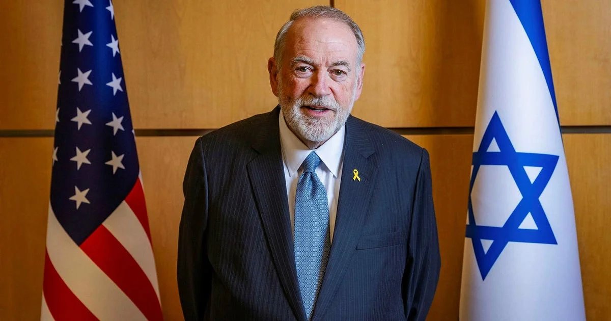 Mike Huckabee, ambassadeur américain à Jérusalem, prononçant des déclarations controversées sur le «Grand Israël», avec le logo du PJD en arrière-plan symbolisant leur rejet.