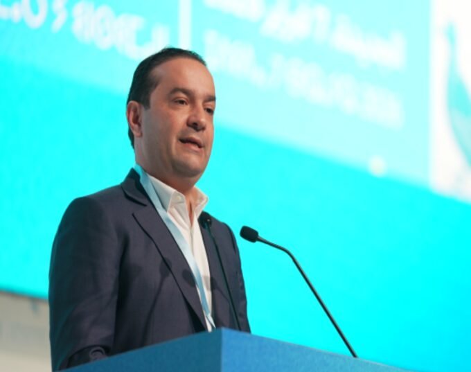 Mohamed Chaouki, nouveau président du RNI, succède à Aziz Akhannouch lors du congrès national extraordinaire à El Jadida.