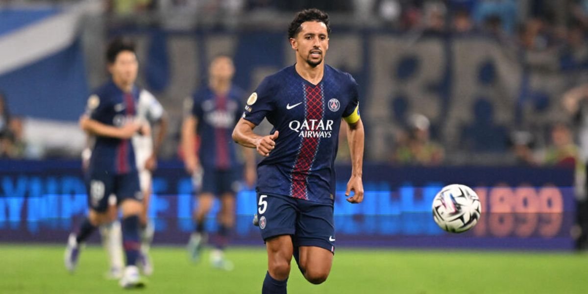 Les joueurs du Paris Saint-Germain célèbrent leur qualification en huitièmes de finale de la Ligue des champions après un match nul 2-2 contre l'AS Monaco au Parc des Princes.