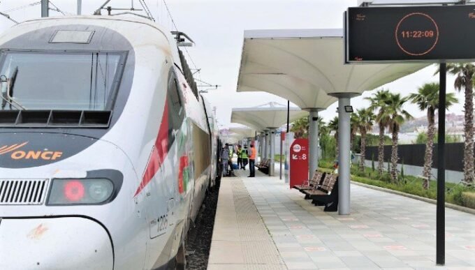Un train Al Boraq de l'ONCF sur les rails, symbolisant l'adaptation des horaires ferroviaires pour le Ramadan 1447 au Maroc.