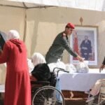 Membres de la Garde Royale distribuant des repas du Ftour à des familles marocaines durant le Ramadan.