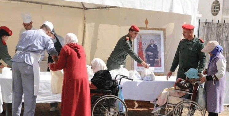 Membres de la Garde Royale distribuant des repas du Ftour à des familles marocaines durant le Ramadan.