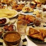 Une table de ftour marocaine traditionnelle, avec des dattes et des plats variés, symbolisant la convivialité et la richesse culinaire du Ramadan.