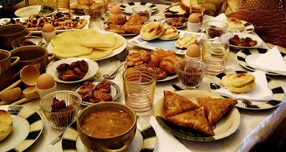 Une table de ftour marocaine traditionnelle, avec des dattes et des plats variés, symbolisant la convivialité et la richesse culinaire du Ramadan.