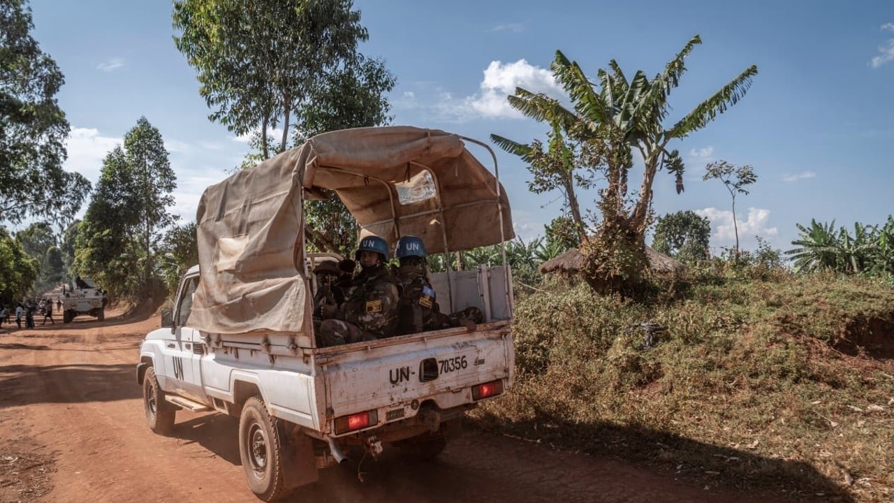 RDC : La MONUSCO à Uvira pour préparer le suivi du cessez-le-feu fragile 3 Des Casques bleus de la MONUSCO patrouillant sur la route Bunia-Drodro en Ituri, RDC, en décembre 2025, dans le cadre de leurs missions de maintien de la paix.