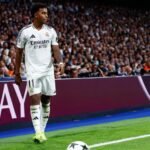 Rodrygo Goes, attaquant du Real Madrid, visiblement blessé au niveau de l'ischio-jambier droit, lors d'un match de football.