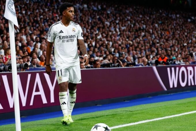Rodrygo Goes, attaquant du Real Madrid, visiblement blessé au niveau de l'ischio-jambier droit, lors d'un match de football.