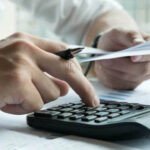 Illustration de documents fiscaux et d'une balance de justice, symbolisant l'équilibre entre le fisc et le contribuable dans le cadre du CGI 2026 au Maroc.