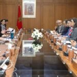 Laura Jaramillo, cheffe de mission du FMI pour le Maroc, lors d'une conférence de presse à Rabat, discutant des réformes fiscales et des perspectives économiques du pays.