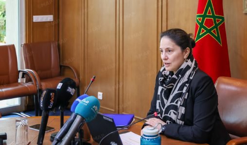 Laura Jaramillo, cheffe de mission du FMI au Maroc, lors d'un point de presse à Rabat, discutant des réformes fiscales et de la croissance économique du Maroc.