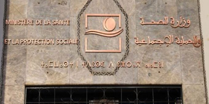 Une image symbolisant la régularisation administrative dans le secteur de la santé, avec des documents et des figures médicales en arrière-plan.