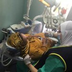 Gros plan sur une prothèse dentaire, symbolisant les nouvelles directives de remboursement de la CNOPS basées sur la nécessité médicale.