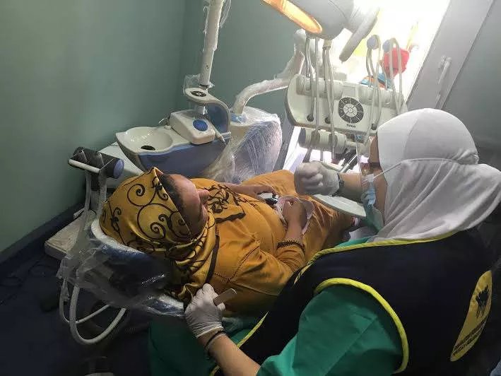 Gros plan sur une prothèse dentaire, symbolisant les nouvelles directives de remboursement de la CNOPS basées sur la nécessité médicale.