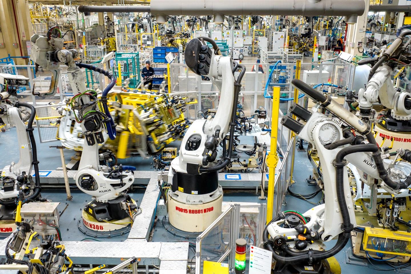 Vue d'une usine intelligente de Geely Auto à Huzhou, Chine, en 2025, symbolisant la collaboration technologique croissante.