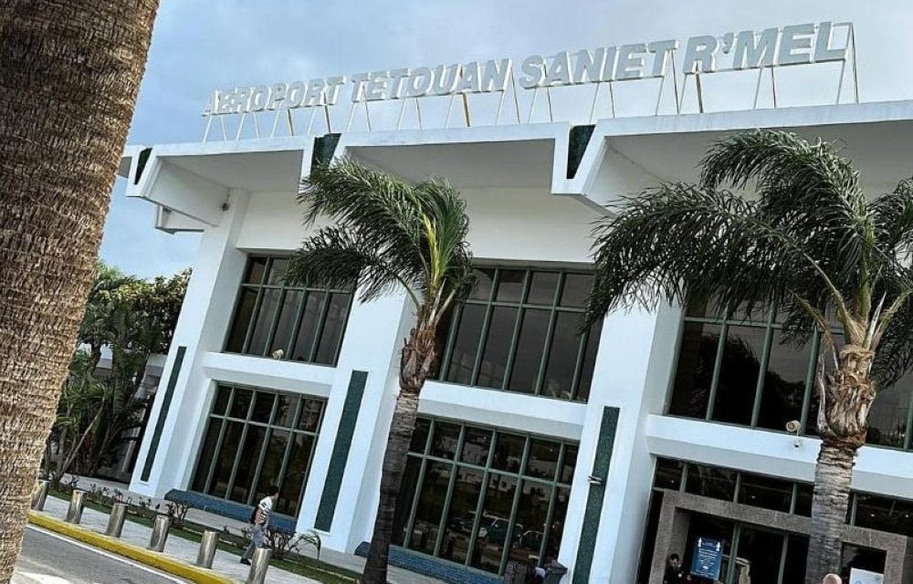 Réouverture de l’Aéroport Tétouan-Sania R'mel (ONDA) 3 Vue aérienne de l'aéroport de Tétouan-Sania R'mel, avec un ciel dégagé et une piste d'atterrissage prête à l'emploi.