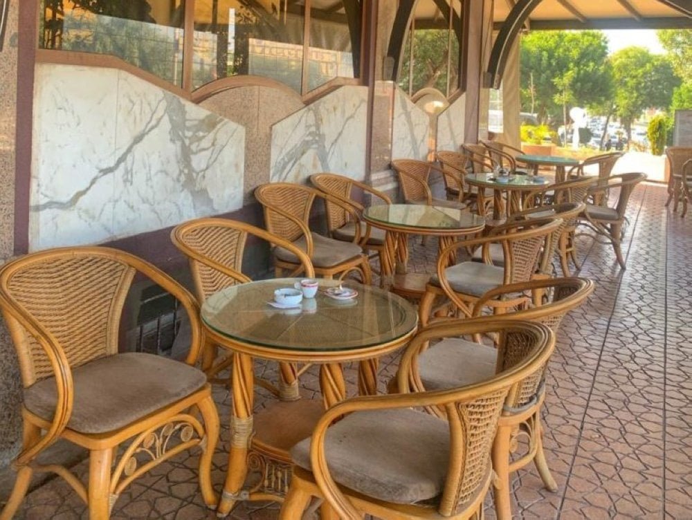 Restauration et Cafés : Près de 14 000 Irrégularités Révélées, le Secteur Sous Haute Surveillance 3 Illustration d'un inspecteur du travail examinant des documents dans un café ou restaurant, symbolisant les contrôles renforcés dans le secteur de la restauration au Maroc.