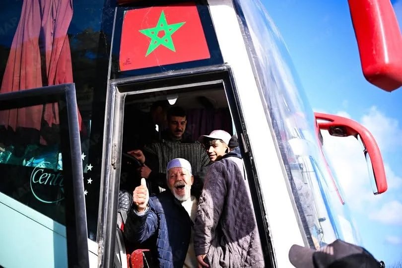 Des bus transportant des personnes évacuées de Larache vers Fnideq après des inondations.