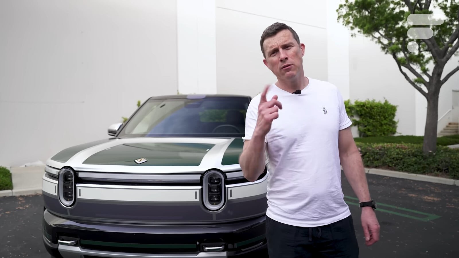 Rivian R2 en action, mettant en avant son design robuste et ses lignes distinctives, avec un arrière ouvert.