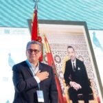 Aziz Akhannouch et Mohamed Chaouki lors du congrès extraordinaire du RNI à El Jadida, symbolisant la passation de pouvoir.