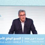 Aziz Akhannouch s'exprimant lors du congrès extraordinaire du RNI à El Jadida, devant un public attentif.