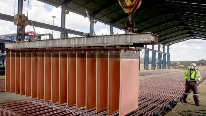 Vue aérienne d'une exploitation minière en République Démocratique du Congo, illustrant l'activité intense du secteur minier africain convoité par les traders pétroliers.