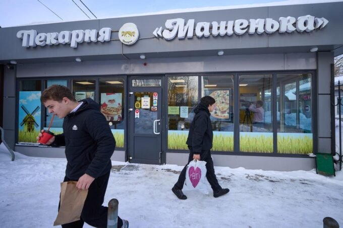 La boulangerie Machenka de Denis Maksimov, un établissement modeste en banlieue de Moscou, symbolisant la lutte des petits commerces russes face aux difficultés économiques.