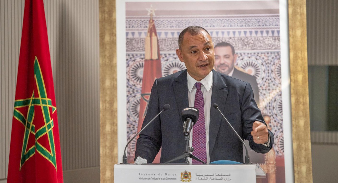Ryad Mezzour s'adressant à l'audience lors de la rencontre du Réseau Entreprendre Maroc à Marrakech, soulignant l'importance de l'entrepreneuriat.