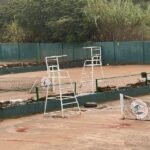 Safi : Le Cœur du Tennis Marocain Submergé, l'Espoir d'une Renaissance sur les Courts 6 Vue aérienne des courts de tennis du Tennis Association Safi après les inondations, montrant les dégâts et la boue recouvrant les installations.