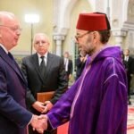 Sa Majesté le Roi Mohammed VI recevant Ross McInnes, président du Conseil d'Administration du Groupe Safran, au Palais Royal de Casablanca.