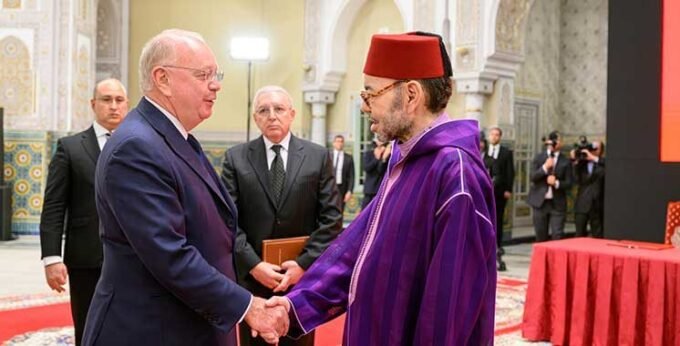 Audience Royale Stratégique : Sa Majesté le Roi Mohammed VI Renforce les Liens avec le Géant Aéronautique Safran 9 Sa Majesté le Roi Mohammed VI recevant Ross McInnes, président du Conseil d'Administration du Groupe Safran, au Palais Royal de Casablanca.