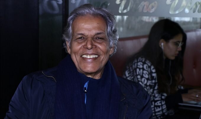 Sahara : L'Histoire Oubliée Avant le Front Séparatiste, Révélée par Bachir Dkhil 9 Bachir Dkhil, ancien membre fondateur du Front Polisario, posant pour un portrait en intérieur.