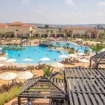 Vue aérienne de la station balnéaire de Saïdia avec ses plages et infrastructures hôtelières sous un soleil éclatant, symbolisant son potentiel touristique hivernal.