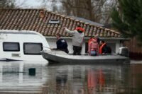 Des bénévoles de la réserve citoyenne surélèvent des meubles dans une maison inondée à Saintes, en Charente-Maritime, le 20 février 2026.