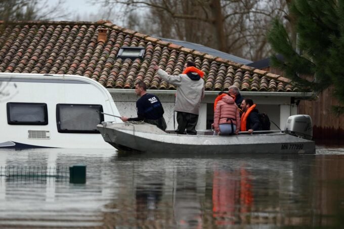 Des bénévoles de la réserve citoyenne surélèvent des meubles dans une maison inondée à Saintes, en Charente-Maritime, le 20 février 2026.