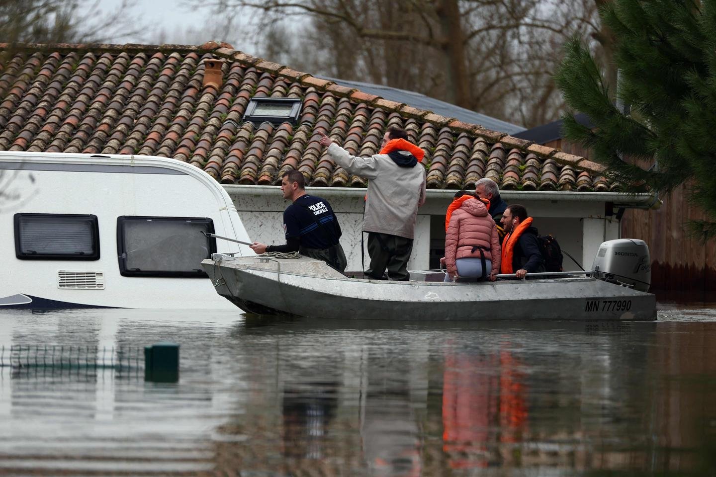Des bénévoles de la réserve citoyenne surélèvent des meubles dans une maison inondée à Saintes, en Charente-Maritime, le 20 février 2026.