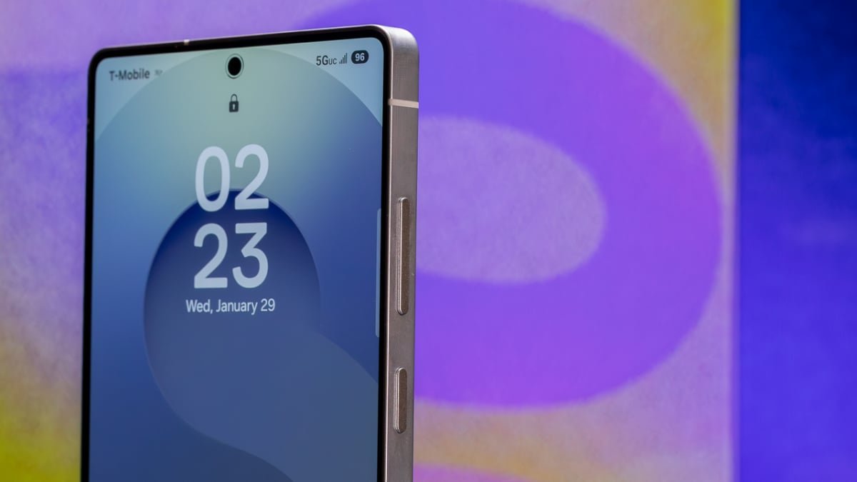 Samsung Galaxy S26 Ultra and S25 Ultra smartphones side-by-side for comparison