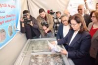 Des sardines fraîches et congelées, symbolisant la stratégie du gouvernement marocain pour stabiliser les prix du poisson avant le Ramadan.