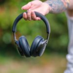 Un casque audio de marque Sennheiser posé sur une surface, illustrant l'article sur la toxicité des casques.