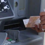 Une image représentant des gratte-ciel modernes symbolisant la finance et la croissance économique, avec un léger flou artistique pour évoquer la dynamique du secteur bancaire marocain.