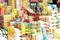 Illustration du contrôle des marchés alimentaires au Maroc pendant le Ramadan, avec des agents inspectant des produits.