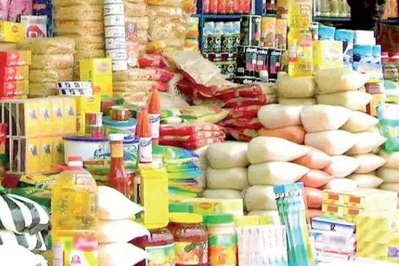 Illustration du contrôle des marchés alimentaires au Maroc pendant le Ramadan, avec des agents inspectant des produits.