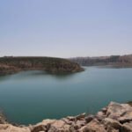 Vue aérienne d'un grand barrage marocain, symbolisant la nouvelle politique de surveillance et de renforcement des infrastructures hydrauliques.