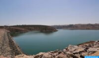 Vue aérienne d'un grand barrage marocain, symbolisant la nouvelle politique de surveillance et de renforcement des infrastructures hydrauliques.