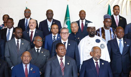Addis-Abeba : Le Maroc, Pilier des Discussions Cruciales sur l'Eau et la Sécurité au 39e Sommet de l'UA 5 Vue panoramique du centre de conférence de l'Union Africaine à Addis-Abeba, avec des drapeaux flottant et des délégations se dirigeant vers l'entrée, symbolisant l'ouverture du 39e sommet de l'UA.
