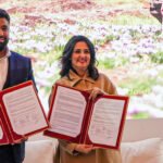 Représentation visuelle de la signature de l'accord entre Sothema et Naali, avec les logos des deux entreprises et des compléments alimentaires à base de safran, lors du salon Officine Expo à Marrakech.