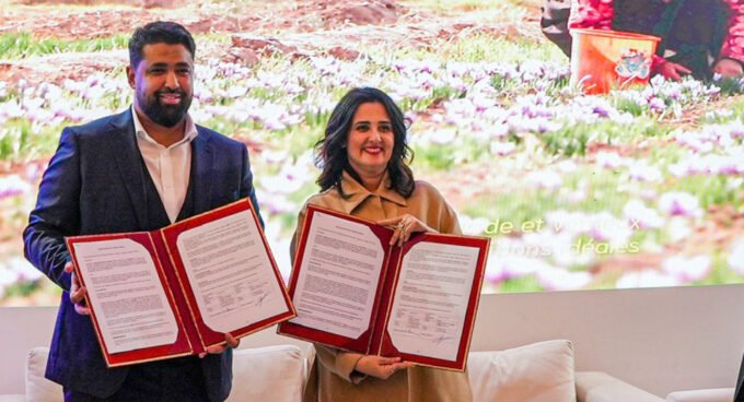 Représentation visuelle de la signature de l'accord entre Sothema et Naali, avec les logos des deux entreprises et des compléments alimentaires à base de safran, lors du salon Officine Expo à Marrakech.