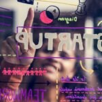 Un entrepreneur marocain présentant un composant électronique innovant, symbolisant l'essor des startups industrielles et la quête de souveraineté technologique au Maroc.